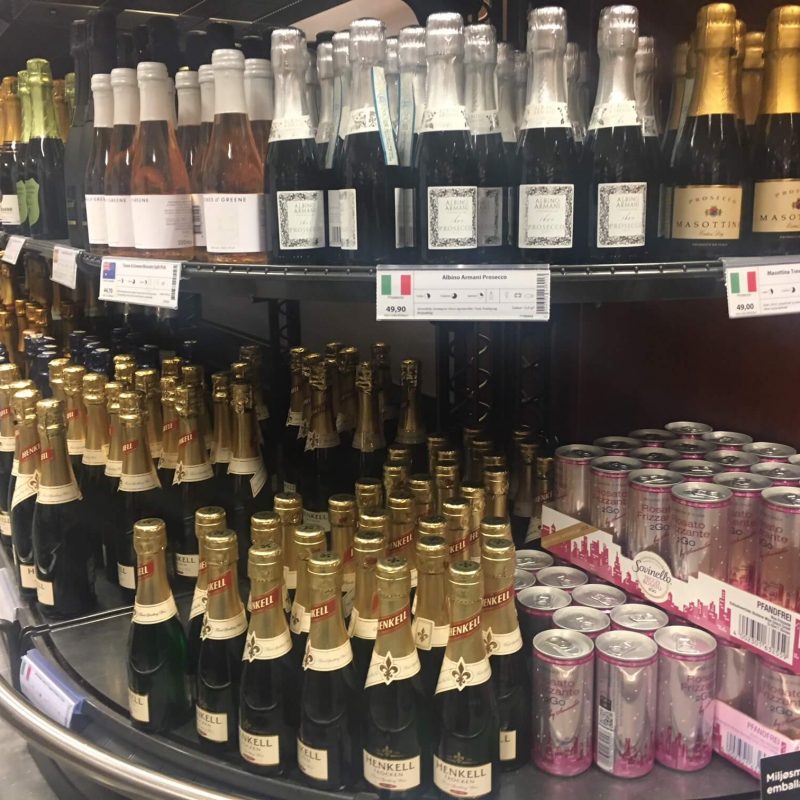 I 2017 opplevde Vinmonopolet en nedgang på 0, 8 prosent i salget. Størst nedgang i vinsalget er på rødvin. Polsjefen er bekymret og sier at nordmenn må bli mer lojale.