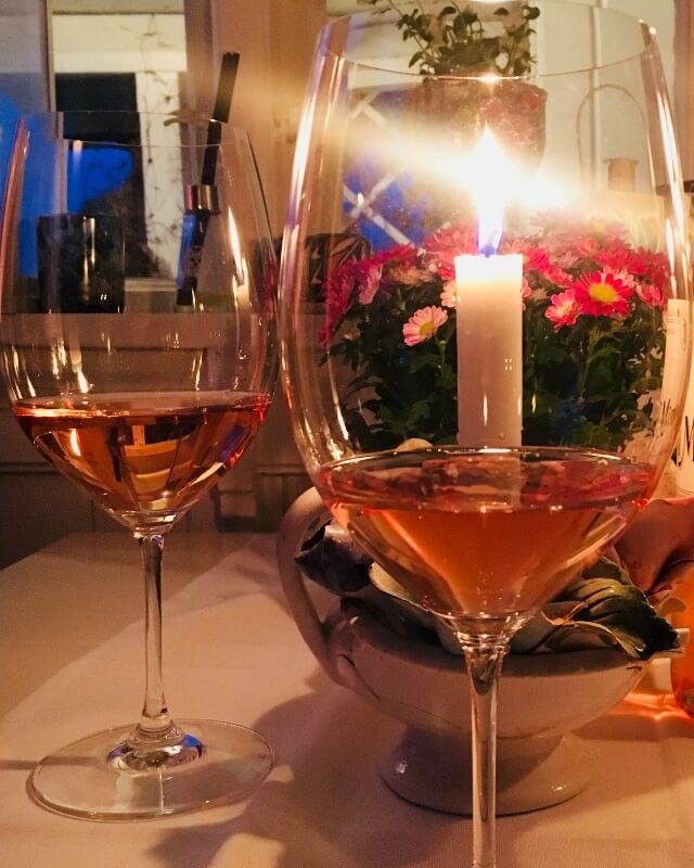 Vi nordmenn har latt oss forføre av rosa vin. Rosévin har hatt en enorm salgsøkning. Den er lett som en hvitvin, innbydende i farge, frisk og svært matvennlig. Her kan du lese litt om hvordan denne vinen blir til og noen forslag til roséviner.