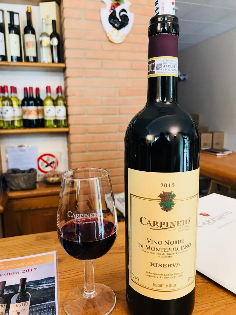 Verdens beste viner 2018 er kåret av vinmagasinet Wine Spectator. På topp 20-lista er 8 viner italienske. En av dem er Carpineto Vino Nobile di Montepulciano Riserva 2013. Den unge, kvinnelige vinmakeren som står bak vinen har all grunn til å smile.