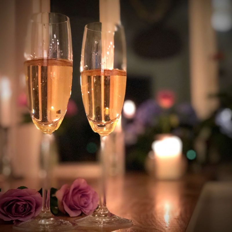 Det er viktig å feire små og store bragder, og ikke minst kjærligheten. I måneden med "alle hjerters dag" eller Valentins dagen, er det en god anledning til å feire med bobler. Her er seks forslag.