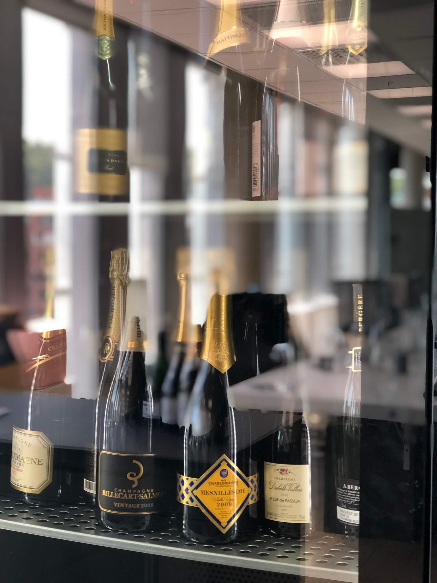 Er du på jakt etter en eksklusive musserende fra England eller Champagne? Her er forslag til noen viner som kommer i et begrenset antall flasker torsdag 6. juni. 