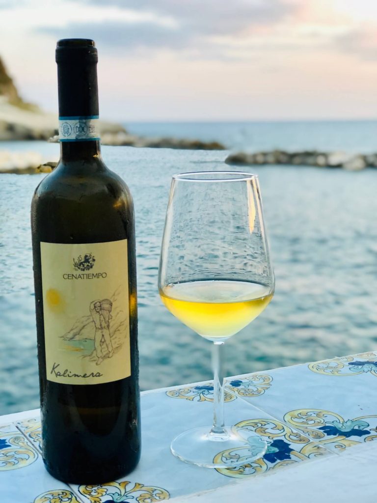 Det er mange ferieparadis i Italia. Øya Ischia er en av dem. Gledelig er det også at her har de nydelige og unike viner. 