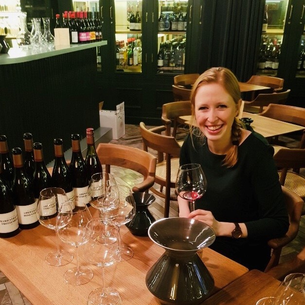 –Det spiller ingen rolle om du ikke kan si mer enn om du liker vinen eller ei. Mitt ønske er at folk skal nyte den, sier vinprodusent Julia Bertram (30). Den unge, tyske vinmakeren er en nykommer i Norge med vinene hun lager på Spätburgunderdruen.