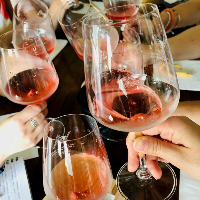 Når sola varmer og knuppene springer ut, vekkes lysten på roséviner, eller hva? Her får du forslag til 10 rosa viner som bør passe til vår og sommer.