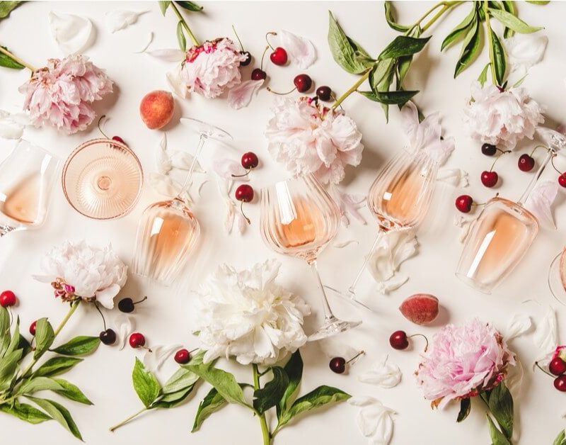 Salget av rosévin har hatt en eventyrlig salgsvekst, og den ser ikke ut til å ta slutt. Vi kjøper rosé, selv om det er høst. Her er omtale av seks viner.