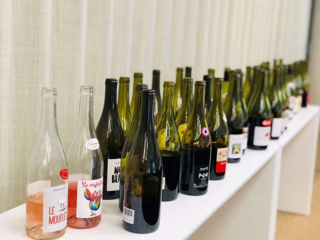 Helt fersk vin fra årets druer, nå kommer Beaujolais nouveau 2020 årgangen i salg. Utvalget og antall flasker er større enn noensinne. 