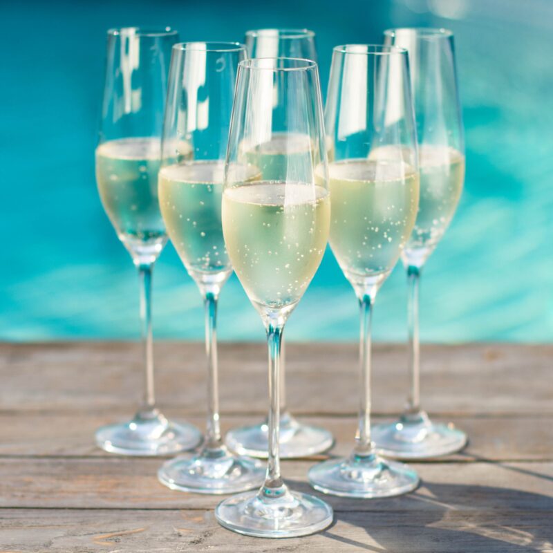 Champagne har lenge tronet på toppen, men får stadig flere utfordrere, som engelsk musserende. Her er forslag til noen edle, britiske bobler.