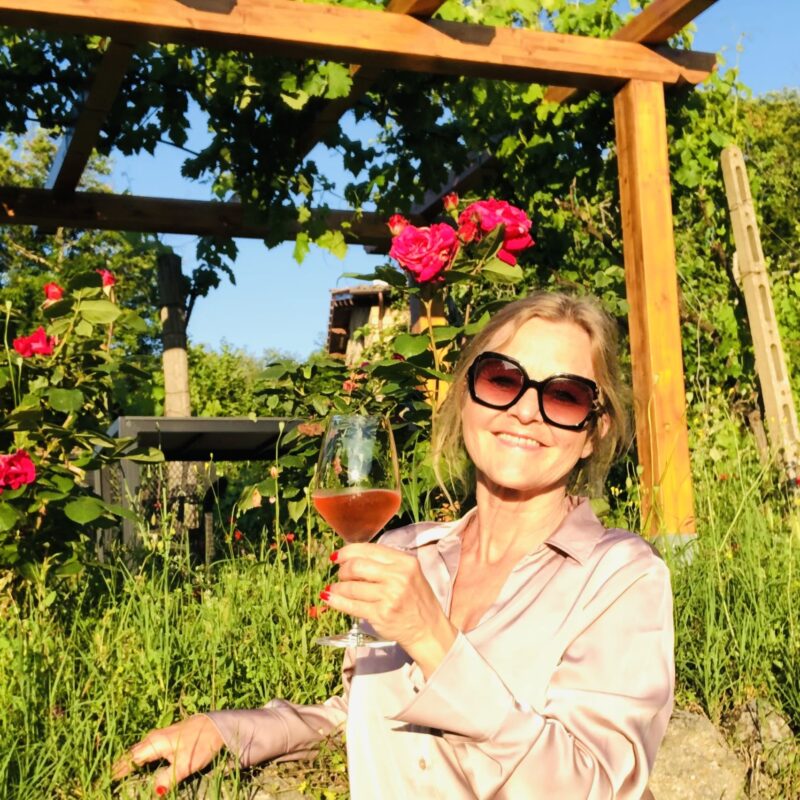 Når sola varmer og naturen utfolder seg, er det sikkert - vi velger rosévin i glassene. Her er sommerens favoritter.